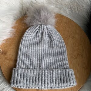 Hat Attack | NWOT Lightweight Ribbed Cuff Beanie / Hat Faux Fur Pom Light Gray